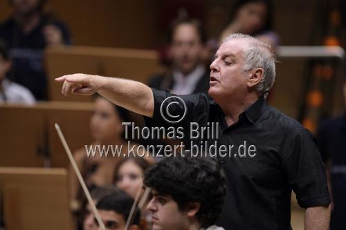 Argentinisch-Israelischer Pianist & Dirigent Daniel Barenboim leitet das West-Eastern Divan Orchestra in der Philharmonie Köln (© Thomas Brill)