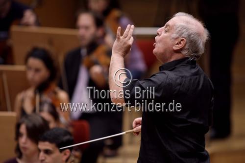 Argentinisch-Israelischer Pianist & Dirigent Daniel Barenboim leitet das West-Eastern Divan Orchestra in der Philharmonie Köln (&copy; Thomas Brill)