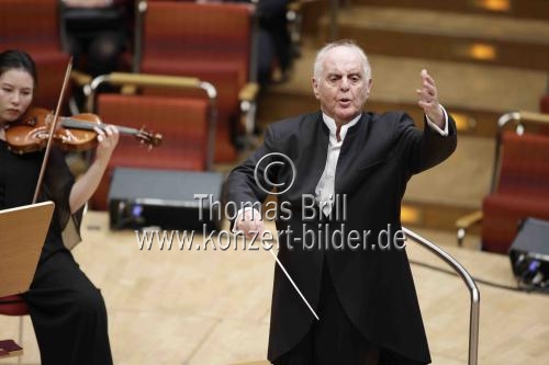 Argentinisch-Israelischer Dirigent Daniel Barenboim leitet die Staatskapelle Berlin in der Kölner Philharmonie (&copy; Thomas Brill)