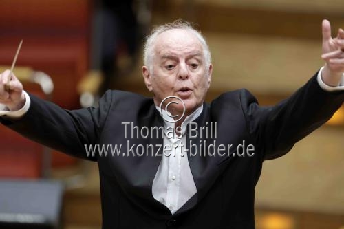 Argentinisch-Israelischer Dirigent Daniel Barenboim leitet die Staatskapelle Berlin in der Kölner Philharmonie (&copy; Thomas Brill)