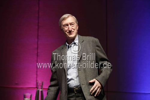 Englischer Schriftsteller Julian Barnes und der deutsche Dramaturg Frank Arnold fragen, ob 