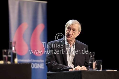 Der englische Schriftsteller Julian Barnes, Moderator Alf Mentzer und der deutsche Dramaturg Frank Arnold sprechen über das Leben und Sterben der 