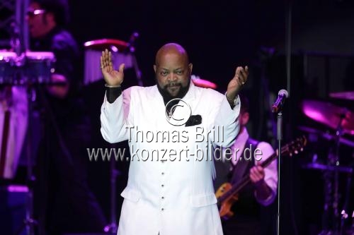 Der amerikanische Sänger Eric Conley gastiert mit The Barry White Experience - The Show in der Lanxess-Arena Köln (© Thomas Brill)