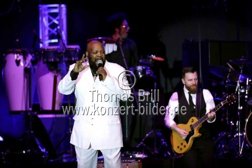 Der amerikanische Sänger Eric Conley gastiert mit The Barry White Experience - The Show in der Lanxess-Arena Köln (&copy; Thomas Brill)