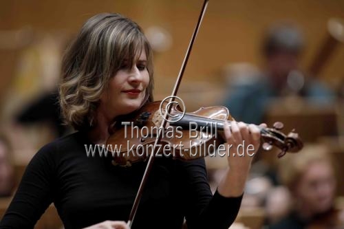 Georgische Violinistin Lisa Batiashvili gastiert in Begleitung des Königlichen Concertgebouworchester Amsterdam unter Leitung britischen Dirigenten Sir Antonio Pappano in der Philharmonie Köln (© Thomas Brill)