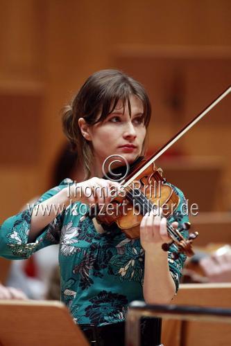 Georgische Violinistin Lisa Batiashvili  begleitet das Gürzenich-Orchester Köln unter der Leitung von Markus Stenz in der Philharmonie Köln (© Thomas Brill)