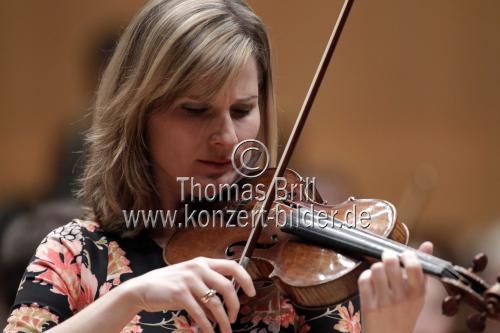 Georgische Violinistin Lisa Batiashvili gastiert in Begleitung des Königlichen Philharmonischen Orchester Stockholm unter Leitung finnischen Dirigenten Sakari Oramo in der Philharmonie Köln (&copy; Thomas Brill)