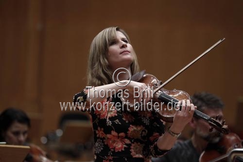 Georgische Violinistin Lisa Batiashvili gastiert in Begleitung des Königlichen Philharmonischen Orchester Stockholm unter Leitung finnischen Dirigenten Sakari Oramo in der Philharmonie Köln (&copy; Thomas Brill)