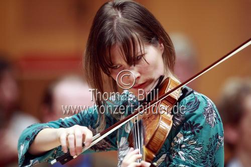 Georgische Violinistin Lisa Batiashvili  begleitet das Gürzenich-Orchester Köln unter der Leitung von Markus Stenz in der Philharmonie Köln (&copy; Thomas Brill)