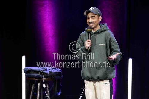 Deutscher Komiker Tony Bauer gastiert bei der Eröffnungsshow 