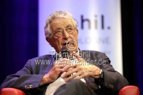 Deutsche Politiker Gerhart Baum und die deutsche Philosophin Elif Özmen diskutieren über Özmens grundlegendes Werk 