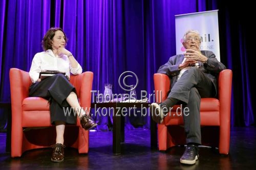 Deutsche Politiker Gerhart Baum und die deutsche Philosophin Elif Özmen diskutieren über Özmens grundlegendes Werk 