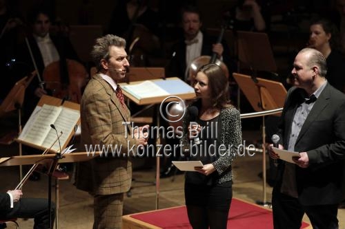 Britische Chorleiter David Marlow leitet das WDR Sinfonieorchester Köln in Begleitung des WDR Rundfunkchores Köln und des deutschen Schauspielers Rufus Beck in der Kölner Philharmonie (&copy; Thomas Brill)