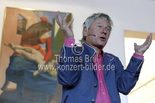 Deutscher Kabarettist Jürgen Becker verabschiedet Museumsdirektor Kaspar König mit einem karnavalistischen Vortrag über 