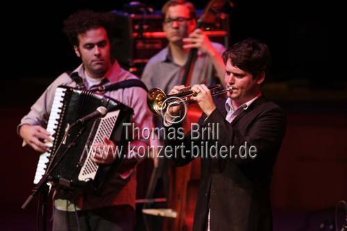 Amerikanischen Folkband Beirut eröffnet mit ihrem Sänger und Gitarristen Zach Condon auf ihrer 