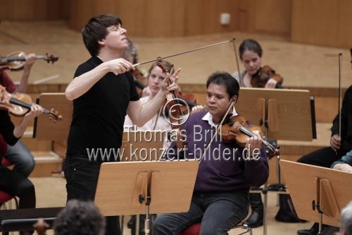 Amerikanischer Violinist Joshua Bell leitet das Orchester der Academy of St Martin in the Fields in der Philharmonie Köln (© Thomas Brill)