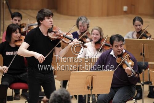Amerikanischer Violinist Joshua Bell leitet das Orchester der Academy of St Martin in the Fields in der Philharmonie Köln (&copy; Thomas Brill)