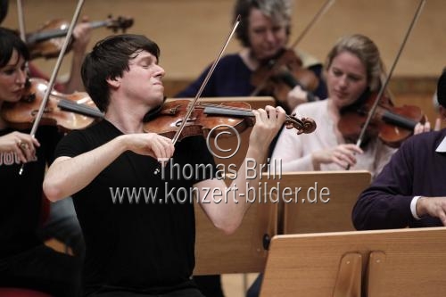 Amerikanischer Violinist Joshua Bell leitet das Orchester der Academy of St Martin in the Fields in der Philharmonie Köln (© Thomas Brill)