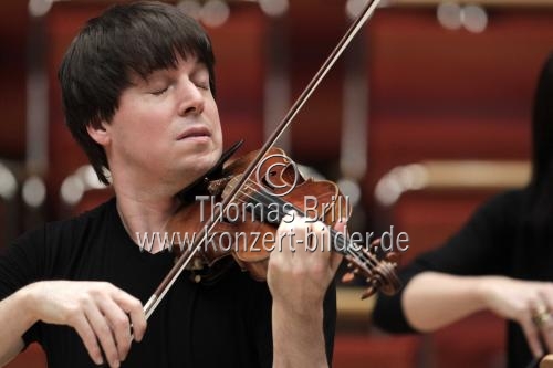 Amerikanischer Violinist Joshua Bell leitet das Orchester der Academy of St Martin in the Fields in der Philharmonie Köln (&copy; Thomas Brill)