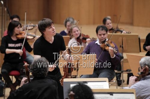 Amerikanischer Violinist Joshua Bell leitet das Orchester der Academy of St Martin in the Fields in der Philharmonie Köln (&copy; Thomas Brill)