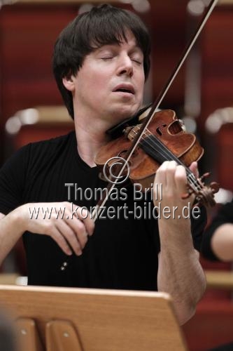 Amerikanischer Violinist Joshua Bell leitet das Orchester der Academy of St Martin in the Fields in der Philharmonie Köln (© Thomas Brill)