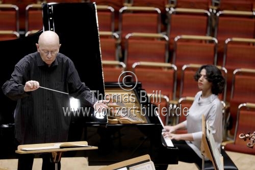 Tschechische Dirigent  Jiří Bĕlohlávek leitet die Tschechischen Philharmonie in Begleitung der georgischen Pianistin Khatia Buniatishvili in der Philharmonie Köln (© Thomas Brill)