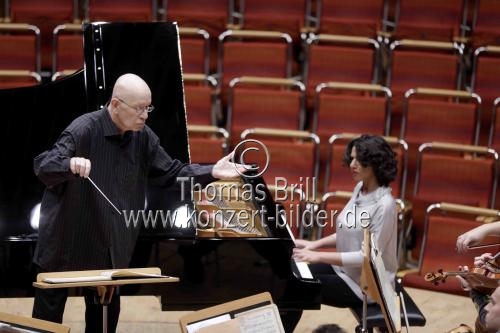 Tschechische Dirigent  Jiří Bĕlohlávek leitet die Tschechischen Philharmonie in Begleitung der georgischen Pianistin Khatia Buniatishvili in der Philharmonie Köln (© Thomas Brill)