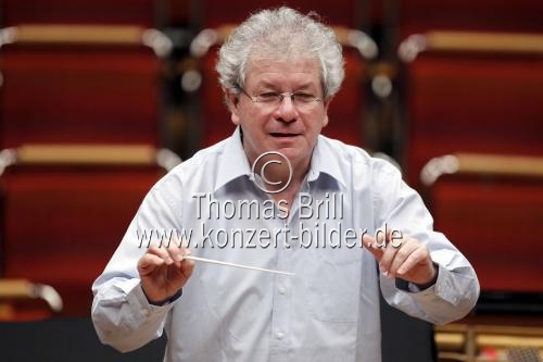 Tschechische Dirigent Jirí Belohlávek leitet das BBC Symphony Orchestra in Begleitung des russischen Pianisten Nikolai Tokarew in der Philharmonie Köln (&copy; Thomas Brill)