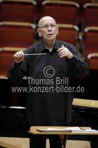 Tschechische Dirigent  Jiří Bĕlohlávek leitet die Tschechische Philharmonie in der Philharmonie Köln (&copy; Thomas Brill)