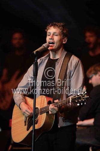 Deutsche Singer-Songwriter Tim Bendzko gastiert auf seiner 