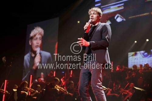 Deutsche Singer-Songwriter Tim Bendzko bei der Night of the Proms 2018 in der Lanxess-Arena Köln (&copy; Thomas Brill)