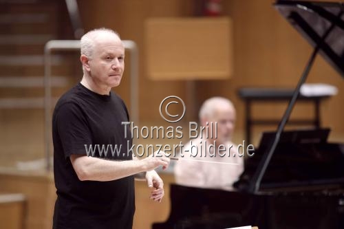 Britische Dirigent Sir George Benjamin leitet das Ensemble Modern in Begleitung des schweizer Pianisten Ueli Wiget in der Kölner Philharmonie (© Thomas Brill)