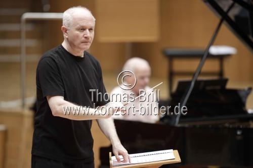 Britische Dirigent Sir George Benjamin leitet das Ensemble Modern in Begleitung des schweizer Pianisten Ueli Wiget in der Kölner Philharmonie (© Thomas Brill)