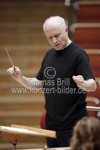 Britische Dirigent Sir George Benjamin leitet das Ensemble Modern in Begleitung des schweizer Pianisten Ueli Wiget in der Kölner Philharmonie (&copy; Thomas Brill)