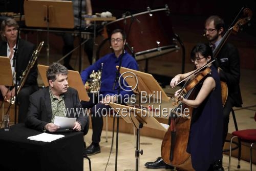 Deutsche Schriftsteller Marcel Beyer gastiert in Begleitung des Ensemble Modern in der Philharmonie Köln (&copy; Thomas Brill)