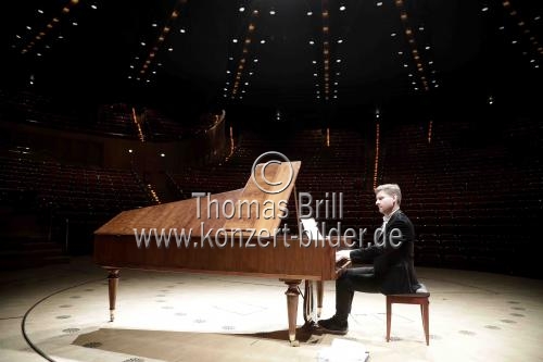 Deutsche Pianist Kristian Bezuidenhout gastiert mit Werken von Ludwig van Beethoven und Joseph Haydn in der Philharmonie Köln (© Thomas Brill)