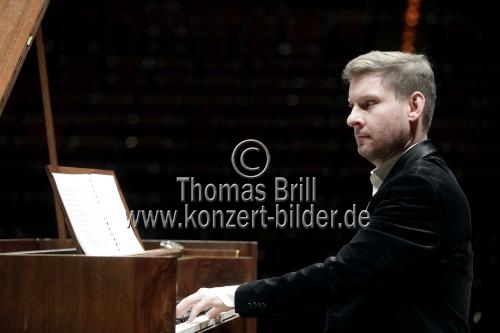 Deutsche Pianist Kristian Bezuidenhout gastiert mit Werken von Ludwig van Beethoven und Joseph Haydn in der Philharmonie Köln (&copy; Thomas Brill)