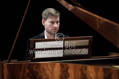Deutsche Pianist Kristian Bezuidenhout gastiert mit Werken von Ludwig van Beethoven und Joseph Haydn in der Philharmonie Köln (© Thomas Brill)