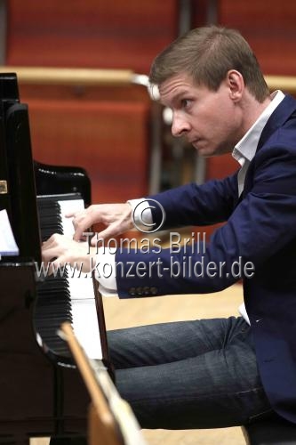 Deutsche Pianist Kristian Bezuidenhout begleitet das Königliches Concertgebouworchester Amsterdam unter der Leitung des britischen Dirigenten Daniel Harding in der Philharmonie Köln (&copy; Thomas Brill)