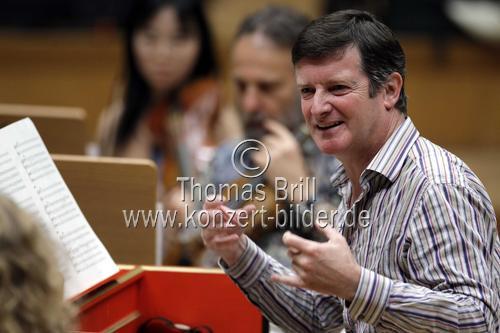 Britischer Dirigent Harry Bicket begleitet The English Concert  in Begleitung des bulgarischen Mezzosopran Vesselina Kasarova in der Philharmonie Köln (&copy; Thomas Brill)