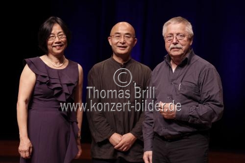 Deutsche Liedermacher Wolf Biermann und der chinesische Schriftsteller Liao Yiwu singen und lesen aus Liao Yiwus neuem Buch “Die Kugel und das Opium” im Rahmen der zweiten lit.COLOGNE SPEZIAL in der Philharmonie Köln (&copy; Thomas Brill)