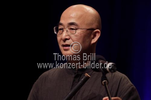 Deutsche Liedermacher Wolf Biermann und der chinesische Schriftsteller Liao Yiwu singen und lesen aus Liao Yiwus neuem Buch “Die Kugel und das Opium” im Rahmen der zweiten lit.COLOGNE SPEZIAL in der Philharmonie Köln (&copy; Thomas Brill)