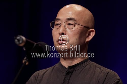 Deutsche Liedermacher Wolf Biermann und der chinesische Schriftsteller Liao Yiwu singen und lesen aus Liao Yiwus neuem Buch “Die Kugel und das Opium” im Rahmen der zweiten lit.COLOGNE SPEZIAL in der Philharmonie Köln (&copy; Thomas Brill)