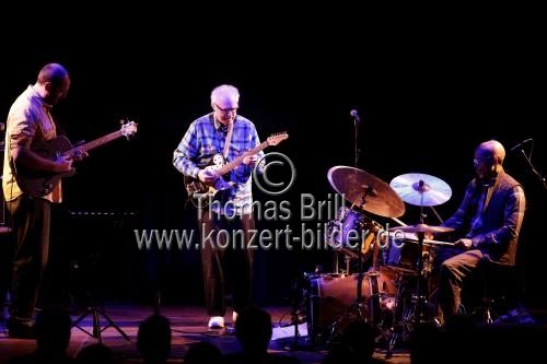 Das Bill Frisell Trio: Gitarrist Bill Frisell, Bassist Luke Bergmann und Schlagzeuger Rudy Royston spielen 