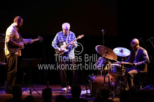 Das Bill Frisell Trio: Gitarrist Bill Frisell, Bassist Luke Bergmann und Schlagzeuger Rudy Royston spielen 