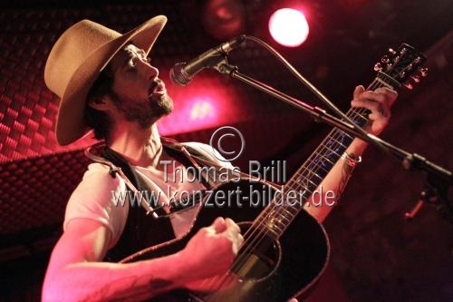 Amerikanischer Country-Singer-Songwriter Ryan Bingham gastiert auf seiner 