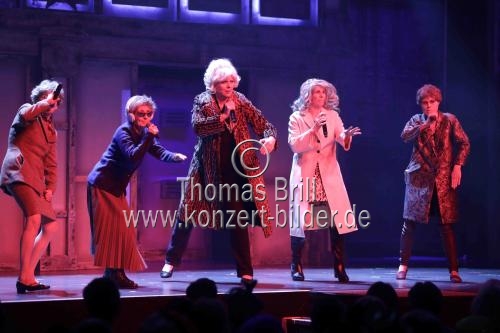 Anne Rixmann, Doris Dietzold, Doro Egelhaaf Imke Schreiber und Martina Klinke spielen das Stück 