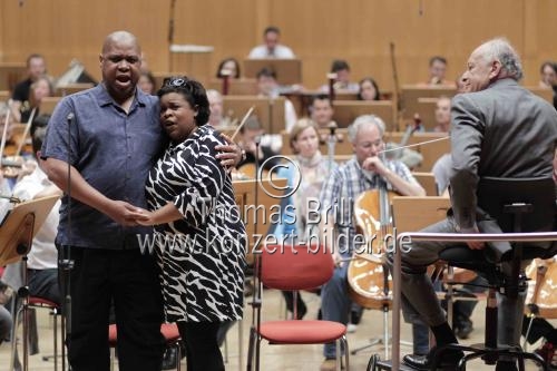 Amerikanische Dirigent Lorin Maazel leitet die Münchner Philharmoniker in Begleitung der Sopranistin Reyna Carguill und des Bassbariton Patrick Blackwell in der Philharmonie Köln (© Thomas Brill)