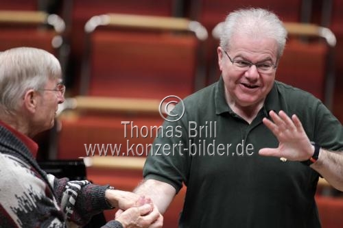 Amerikanischer Pianist Emanuel Ax begleitet das Chamber Orchestra of Europe unter der Leitung des schwedisch-amerikanischen Dirigenten Herbert Blomstedt in der Philharmonie Köln (&copy; Thomas Brill)
