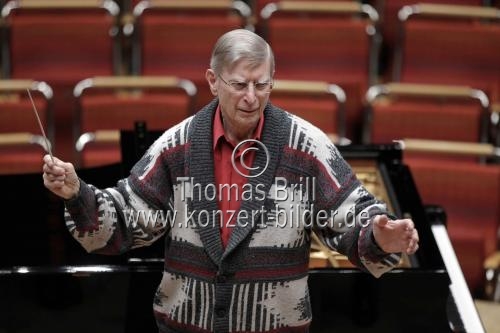 Schwedisch-amerikanischer Dirigent Herbert Blomstedt leitet das Chamber Orchestra of Europe in Begleitung des amerikanischen Pianisten Emanuel Ax in der Philharmonie Köln (&copy; Thomas Brill)